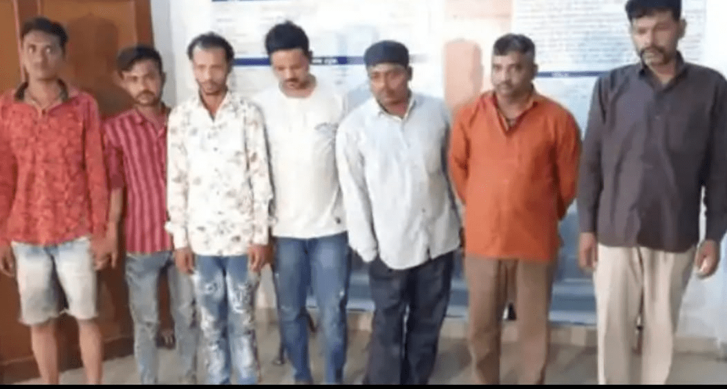 Seven gang members caught impersonating passengers in rickshaw and picking pockets