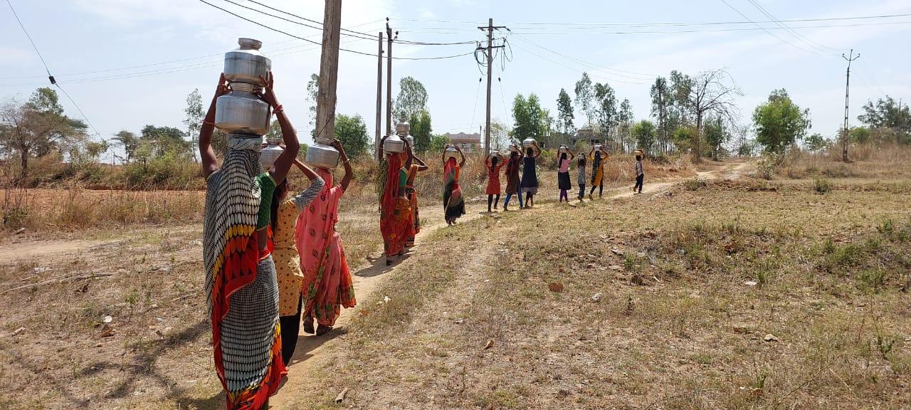 Under Nal Se Jal Yojana, the villagers still have to dig a well to get water from empty taps