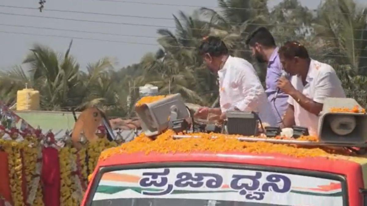 congress-leader-dk-shivakumar-caught-in-the-ring-of-raining-notes-in-road-show-case-registered