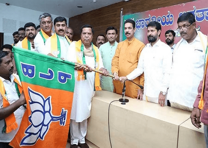 In a major blow to JDS ahead of Karnataka elections, former MP LR Shivram Gowda joins BJP