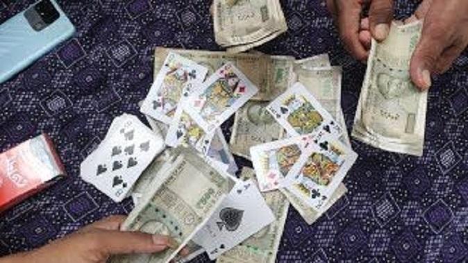 Gamblers gambled in Halol while the local police watched and the Panchmahal LCB was killed