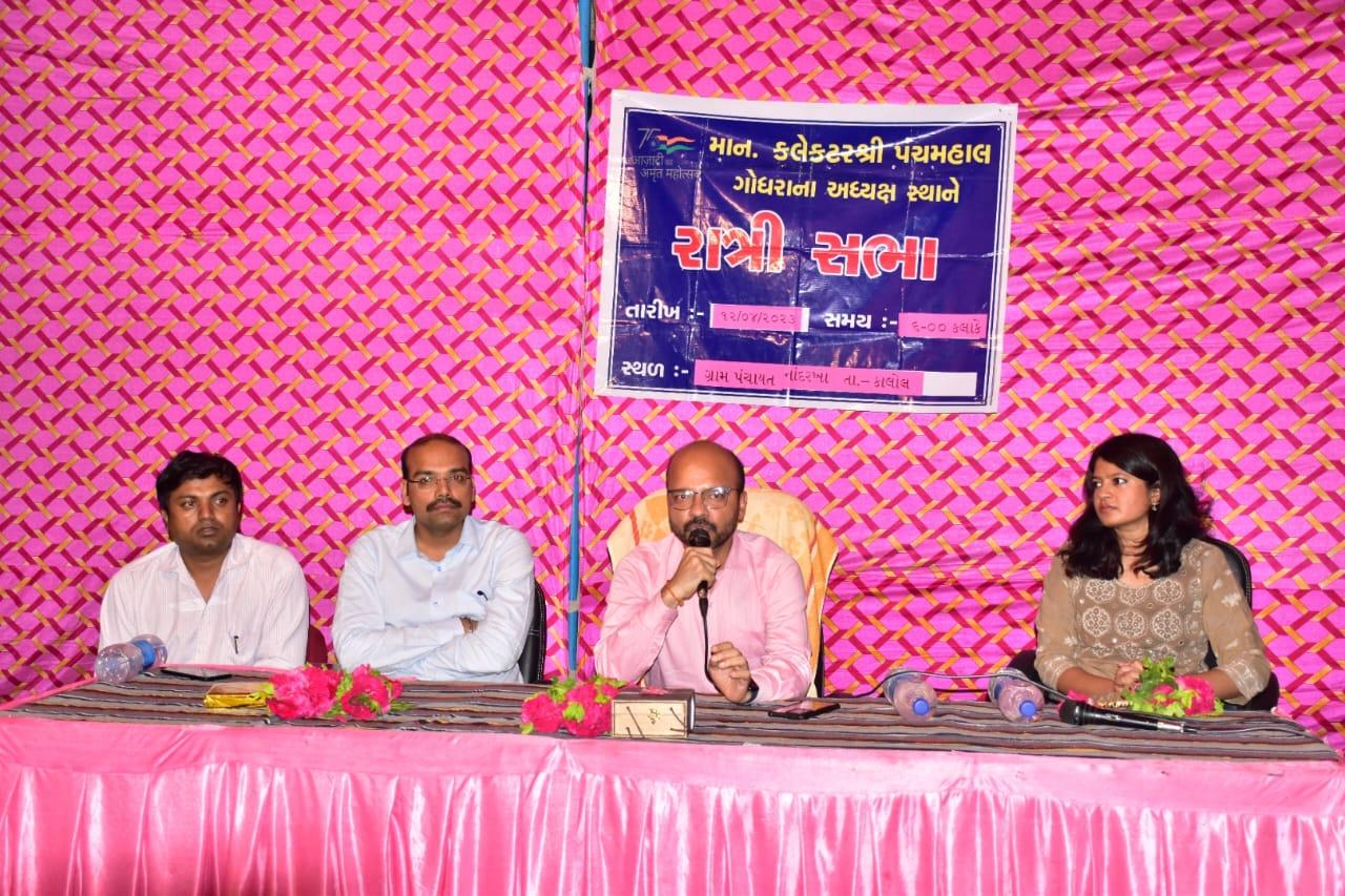 Night Gram Sabha was held at Nandarkha under the chairmanship of Collector Ashish Kumar