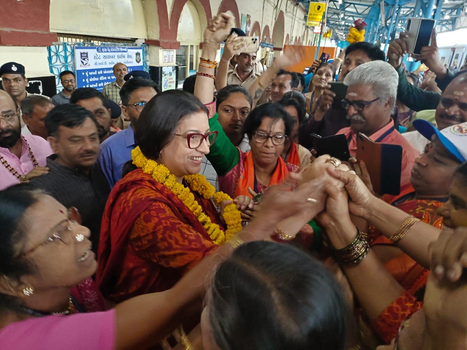 Union Women and Child Development Minister welcomes Saurashtrian Tamil bandhvo at Junagadh