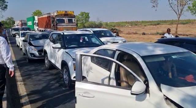 Seven cars crash simultaneously on Vadodara Halol Highway