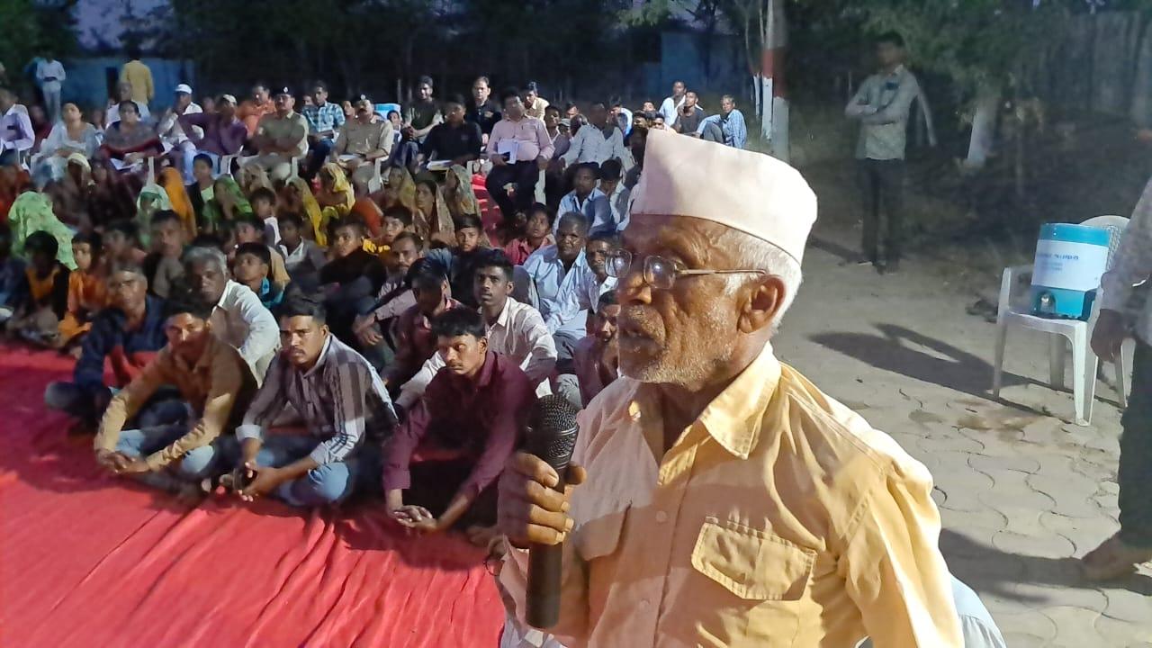 A night gram sabha was held at Kareniya (Dalawada) under the chairmanship of the collector