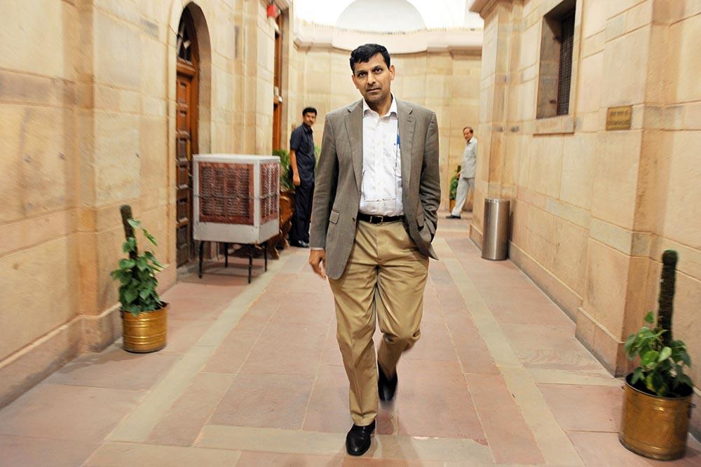 Raghuram Rajan warns on banking crisis, says - Silicon Valley and Credit Suisse are tableaux...