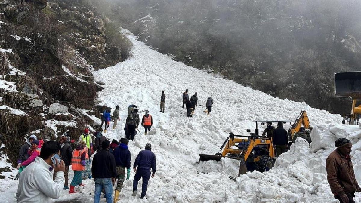 rescue-operation-continues-to-find-tourists-trapped-in-avalanche-7-tourists-have-died-so-far