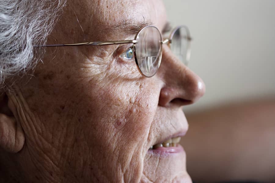 Due to a strange disease, the face deteriorated, the eye started hanging out! The woman has undergone surgery 70 times