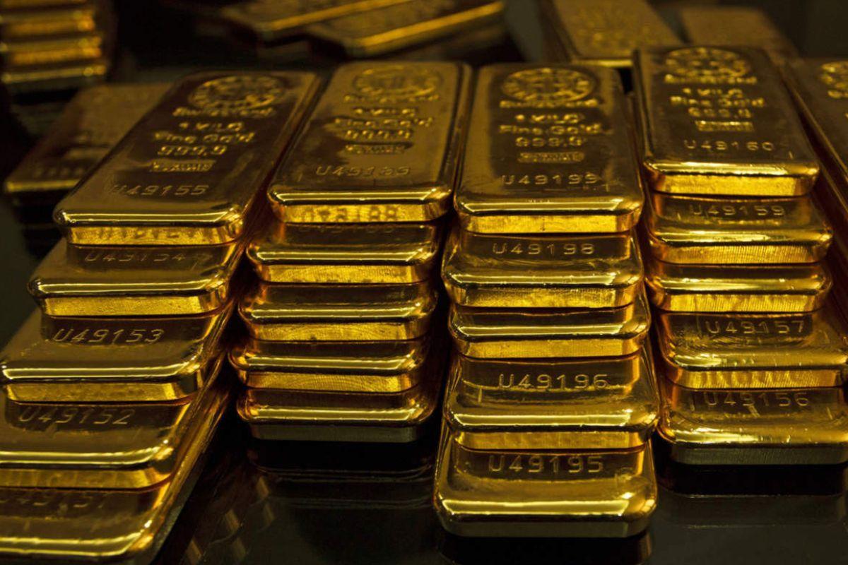 Looting 17 gold biscuits worth 60 lakhs claiming to be an IT officer, four accused arrested