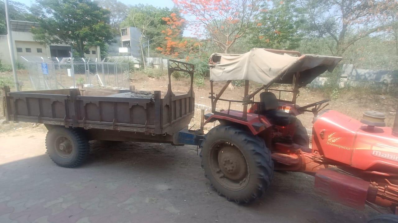 Illegal sand mining tractor caught in Lalpuri Karad river