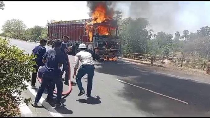 Heavy fire broke out in truck on Halol Vadodara highway road