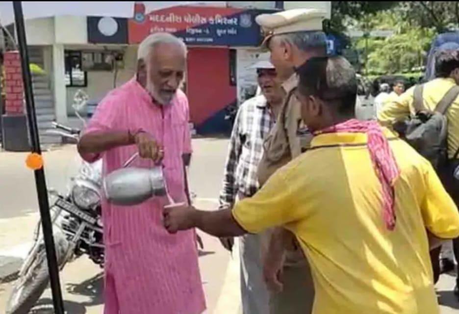 Distribution of buttermilk-water and umbrellas at traffic points by Surat Police in collaboration with charitable organizations