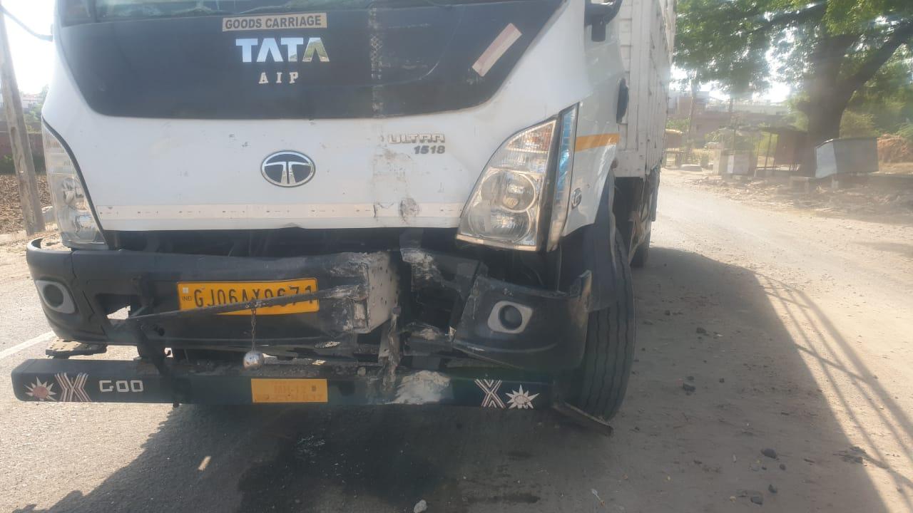 The vehicle collided with the unfinished gate of the municipality in Jhalod