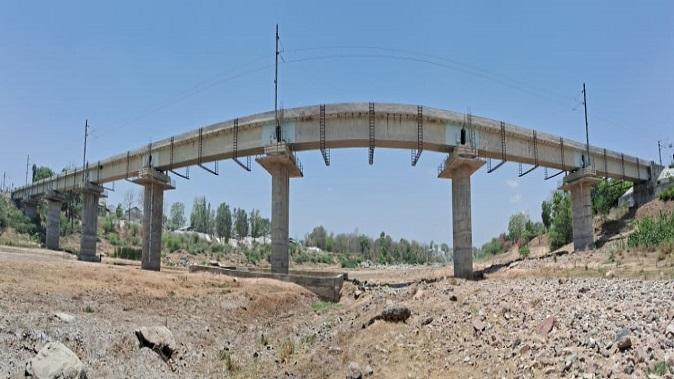 The railway bridge across the Orsang river was covered with black gravel and jumped over it.