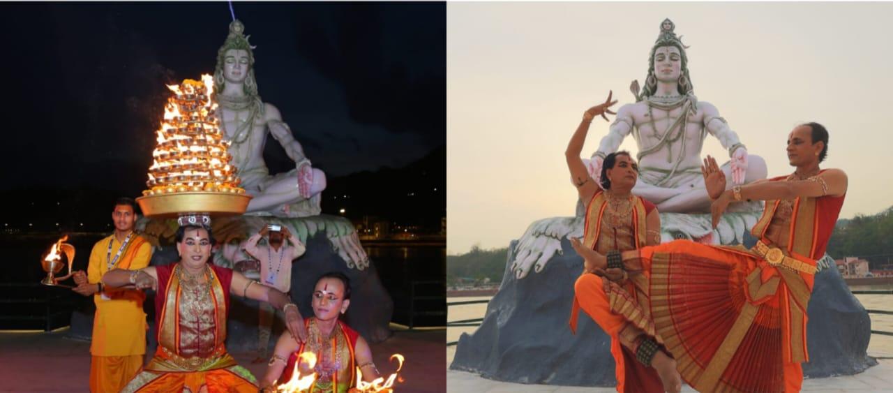 Bharat Bariya entertained the foreigners by dancing Ganga Maha Aarti on Gangaghat