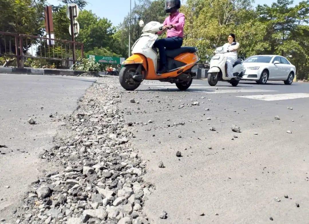 Controversy over paving of roads in Surat Nanvesu area with only gravel instead of asphalt