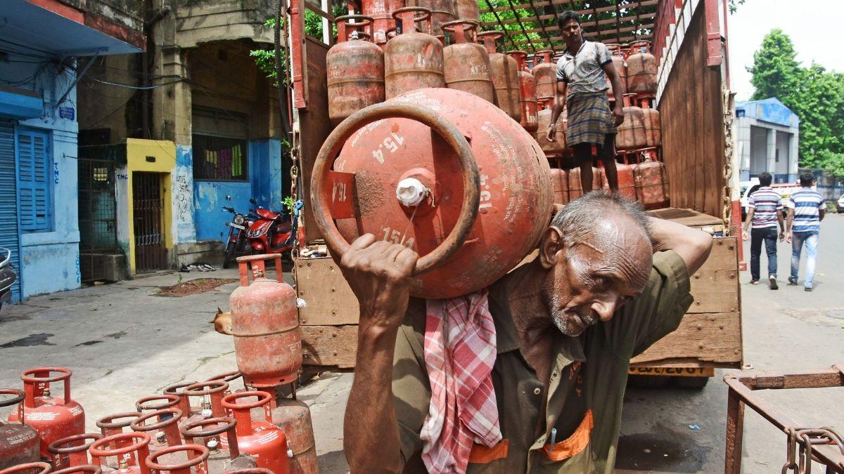 Commercial gas cylinder got cheaper, see what are the new rates in your city