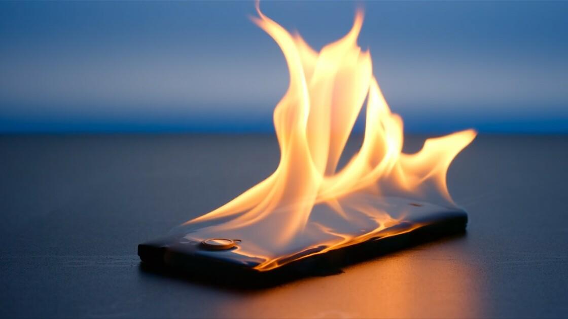 Smartphone exploded like a bomb! This small mistake can cause explosion, are you also doing this mistake?