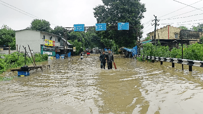 Rains wreaked havoc in many districts including Valsad and Kutch of Gujarat, Monsoon created trouble everywhere.