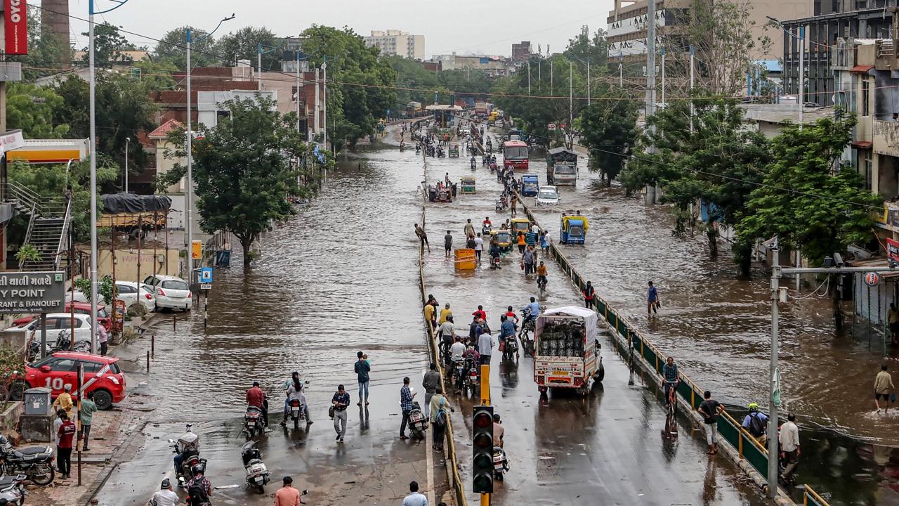 Torrential rains in Gujarat, knee-deep water in Ahmedabad, 30 people trapped after house collapse in Gomtipur