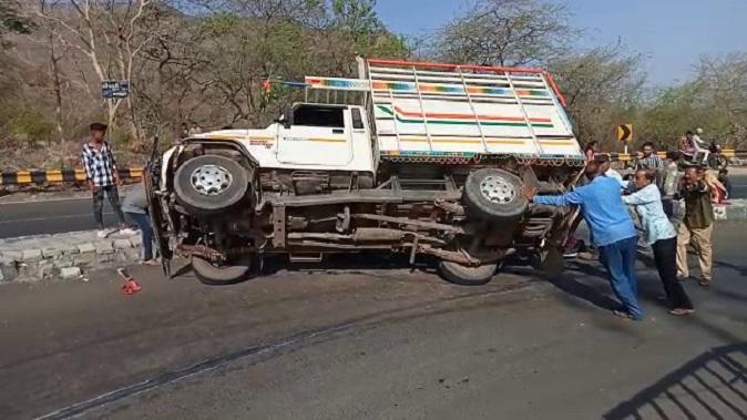 On the road to Pavagadh Manchi, a pickup truck overturned 10