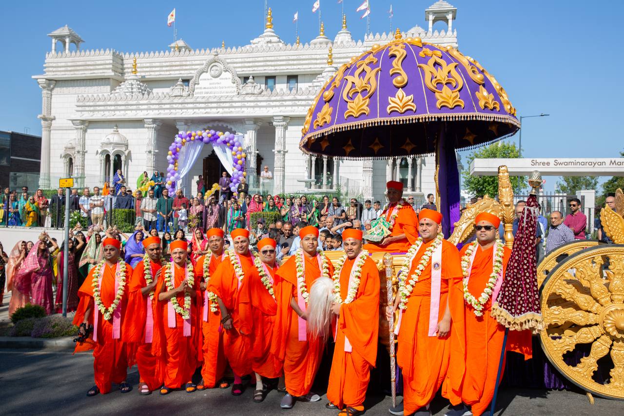 the-gnanasatra-started-with-a-devotional-reception-of-acharya-jitendriyapriyadasji-maharaj-along-with-the-sant-mandal-at-sri-swaminarayan-mandir-uk