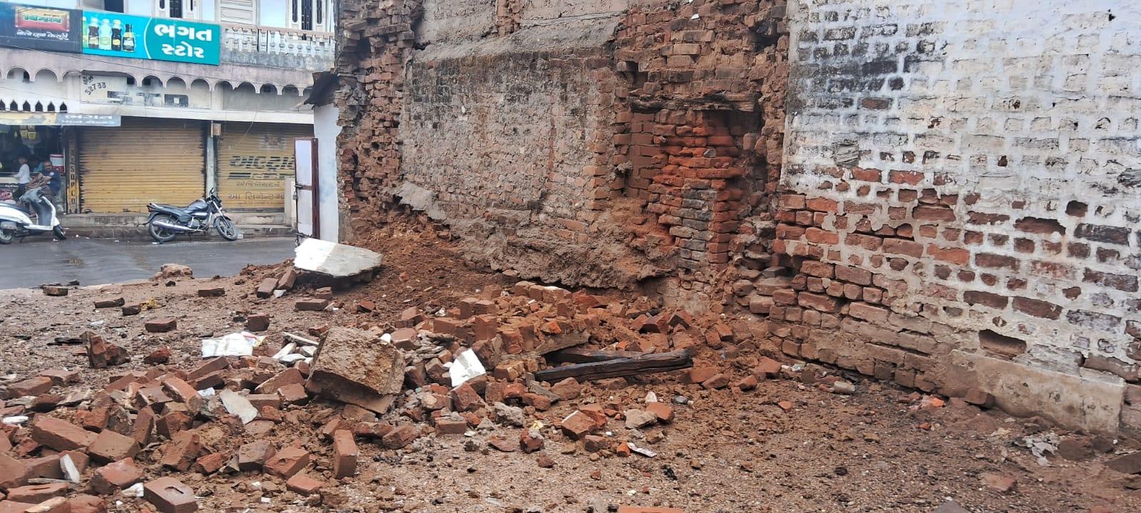 In Chhotaudepur, the wall of the house and the trees collapsed in Meghmeher Kasba area from early morning.