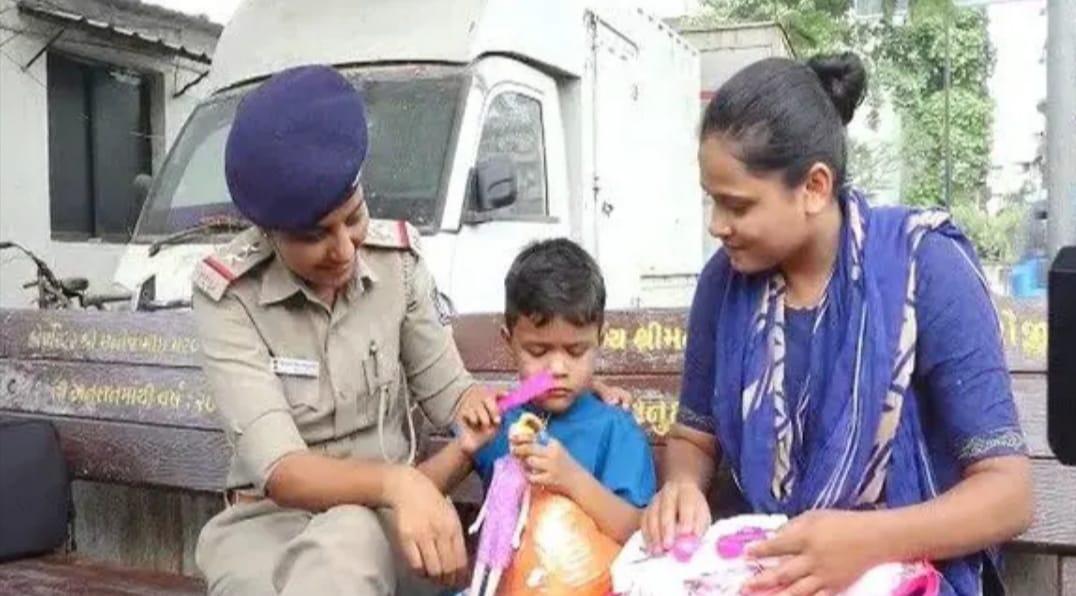 Against the humanity of the Sarthana police, the police came for the 6-year-old daughter