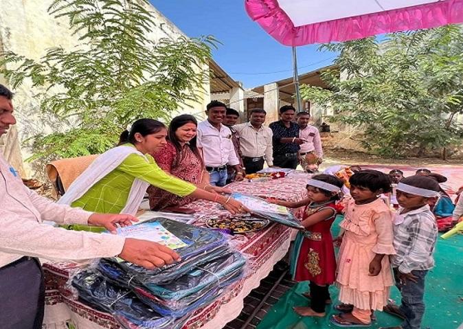 Dahod District Panchayat President Sheetalben Vaghela conducted school entrance festival at Vagela and Lakhanpur locations.