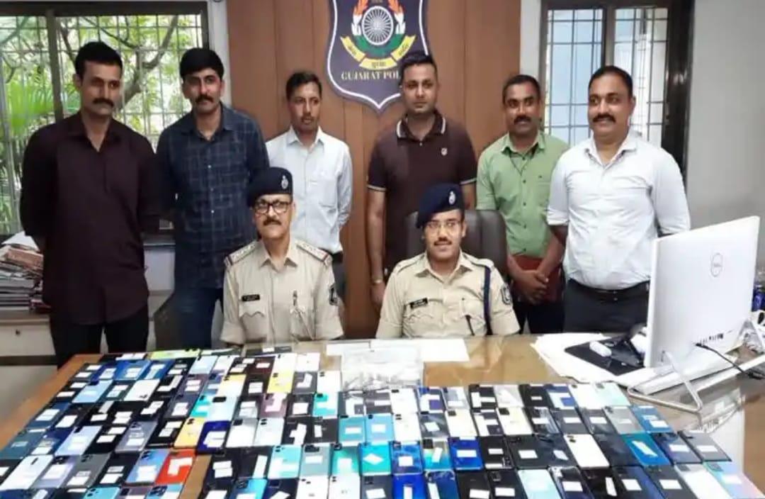 surat-police-arrested-three-accused-of-mobile-snatching-120-mobiles-seized