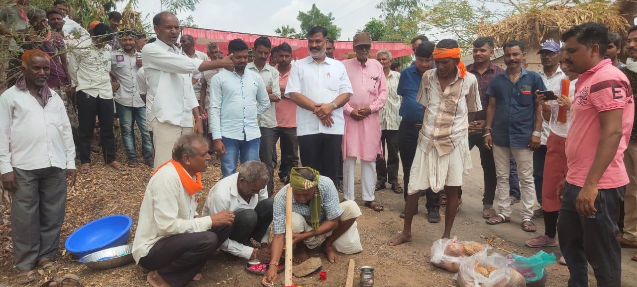 MLA Jayantibhai Rathwa celebrates the bridge connecting Bhindol Panwad of Jetpurpavi taluka with Madhya Pradesh