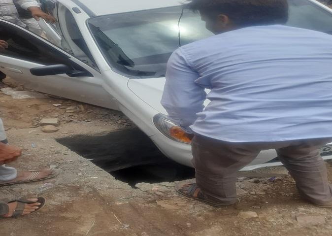 The car landed in the drain due to the negligence of Jhalod Municipality