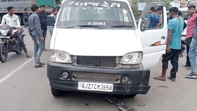 Two electrocuted when Eco car hits bike on Paroli chowkdi