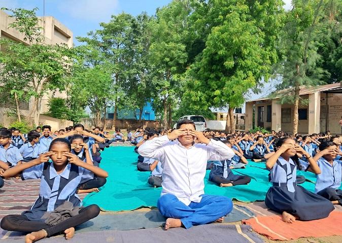 Group yoga practice by teacher-sadhak Gana of Boru on the occasion of International Yoga Day