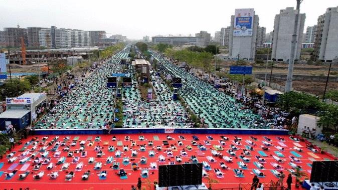 1 lakh people did yoga together, set a world record on World Yoga Day in Surat, see pictures