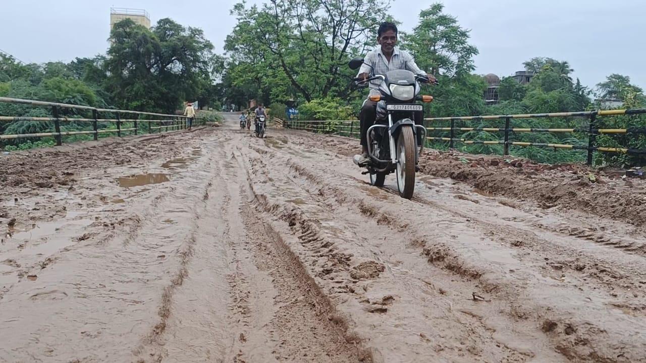 A mudslide over the Karad river bridge connecting Ghoghamba and Kanbi Palli.