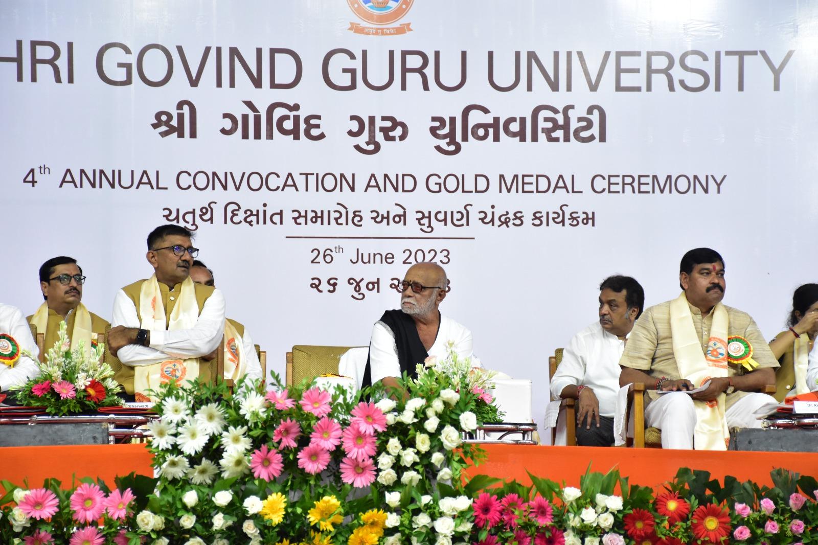 the-fourth-graduation-ceremony-of-sri-gobind-guru-university-at-vinzol-was-held-in-the-special-presence-of-p-moraribapu