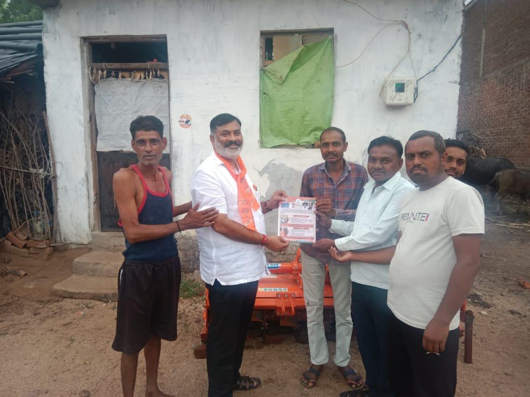 chhota-udepur-jayantibhai-rathwa-is-doing-door-to-door-contact-campaign-for-narendra-modi-in-rainy-weather