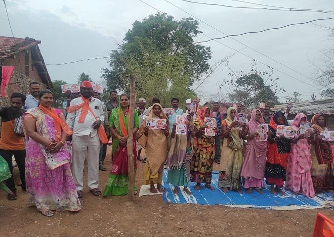 BJP leader Vanitaben Pargi held meetings under contact to support in Mahudi village of Jhalod.