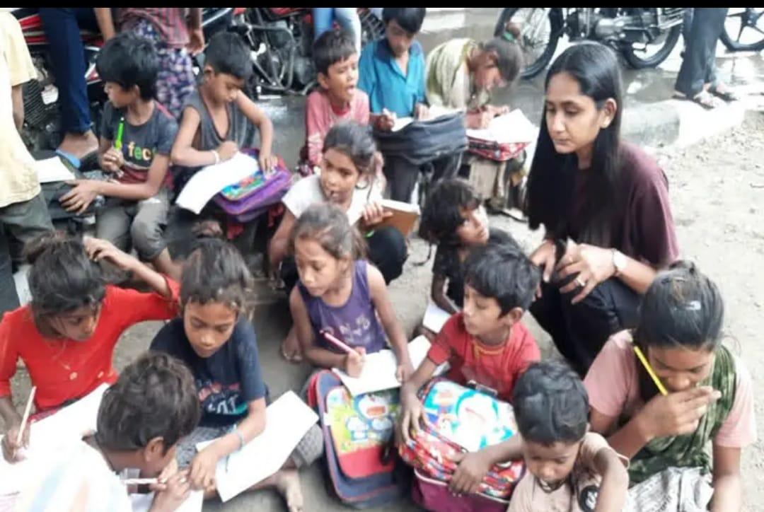 Uttam Seva A 21-year-old girl is teaching literacy to children living on the footpaths