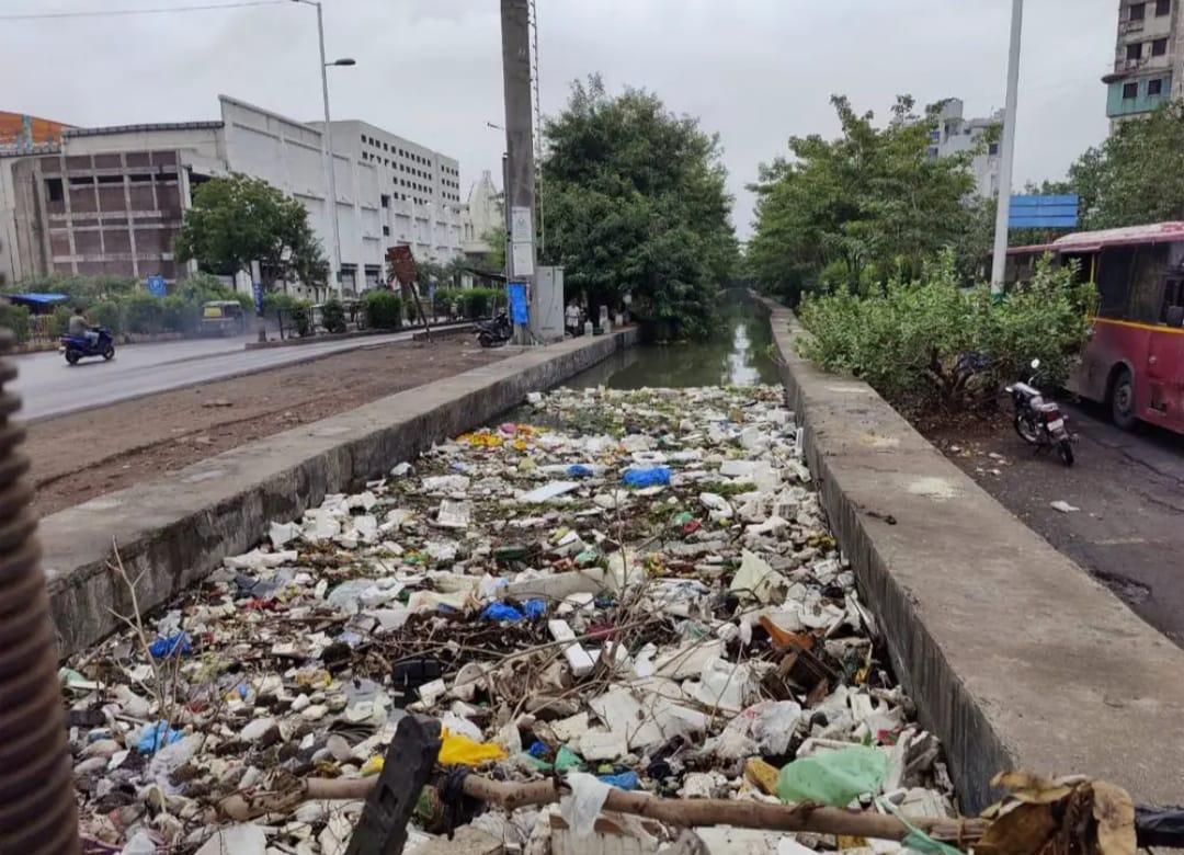 Pre-monsoon work in Varachha area in Surat is slow, the canal has become rough.