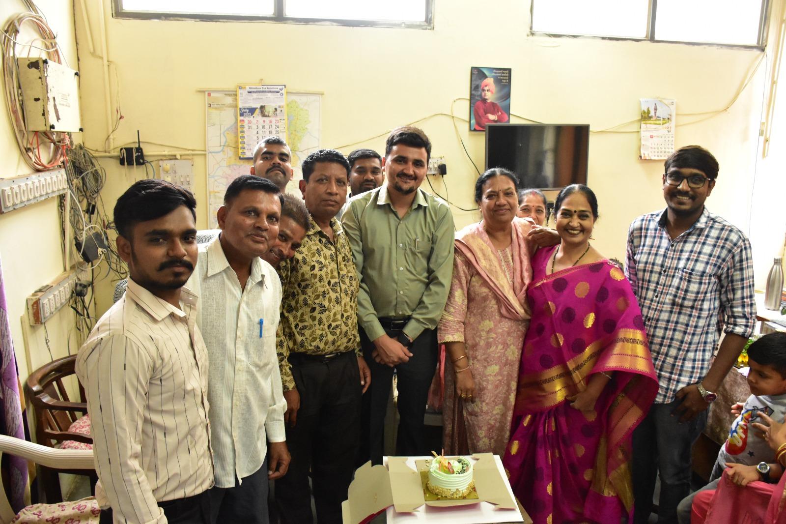 Superintendent of District Information Office Godhra Kokilaben held a farewell program on retirement