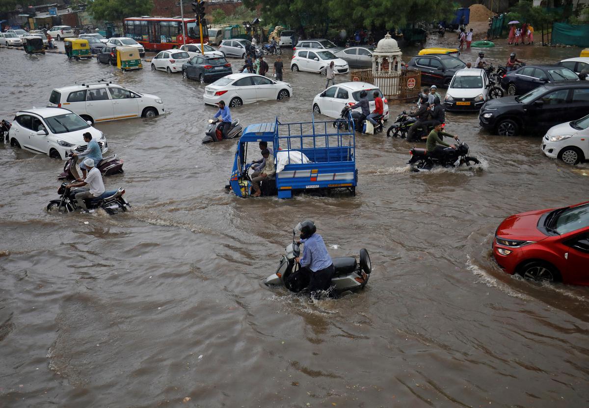 Heavy rain worsens situation in Gujarat; Rivers rise and roads submerged, high alert issued