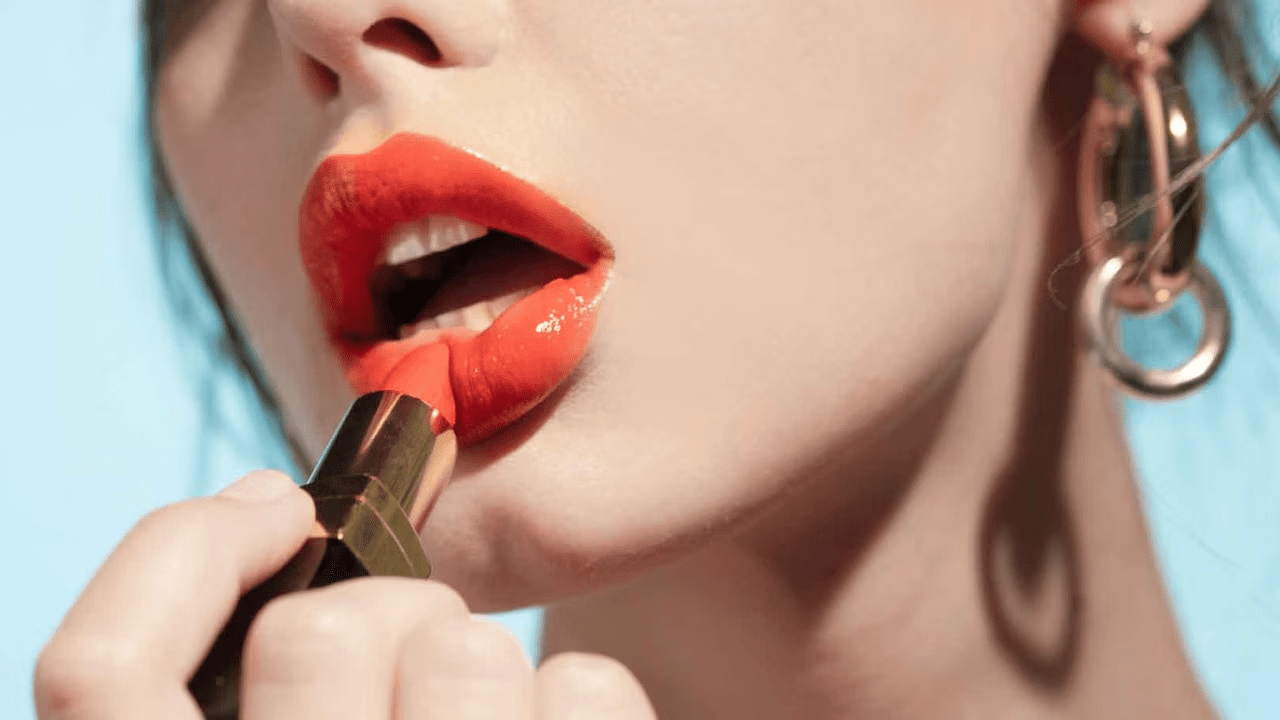 Follow these methods if the lipstick spreads frequently, no problem will occur for a long time