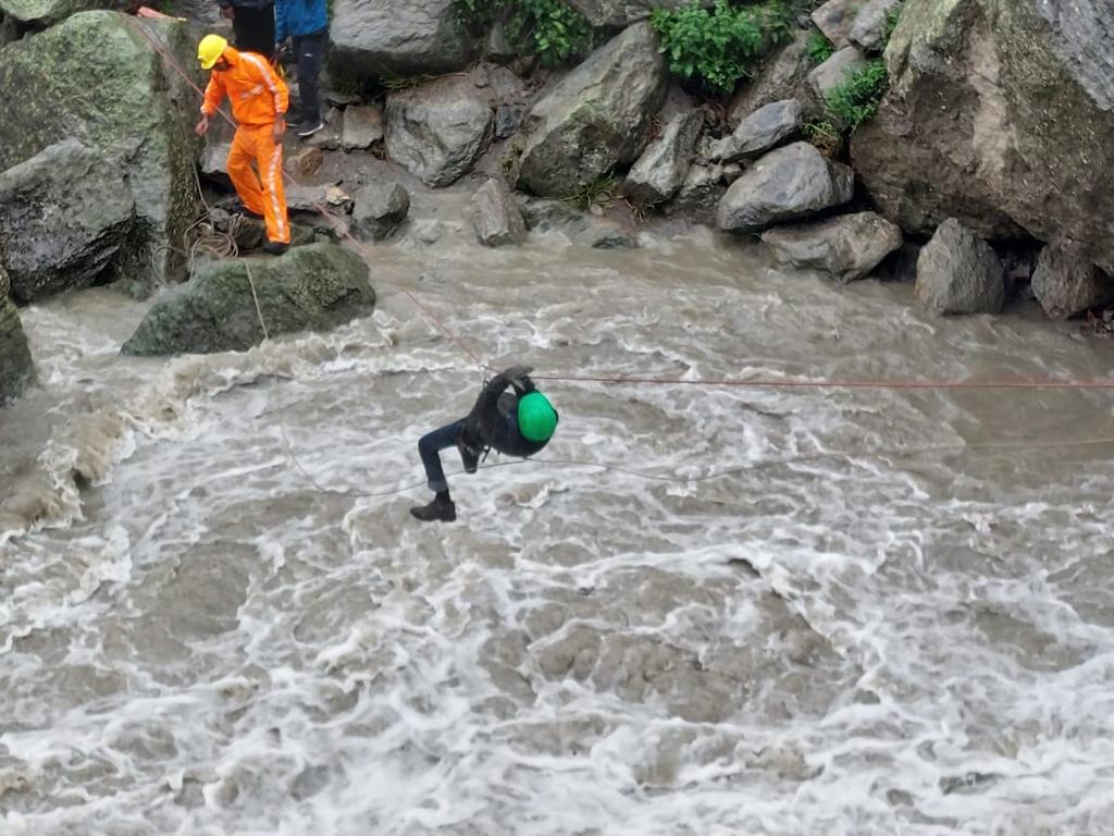 NDRF showed indomitable courage in Himachal Pradesh, saving 28 lives with the help of ropes