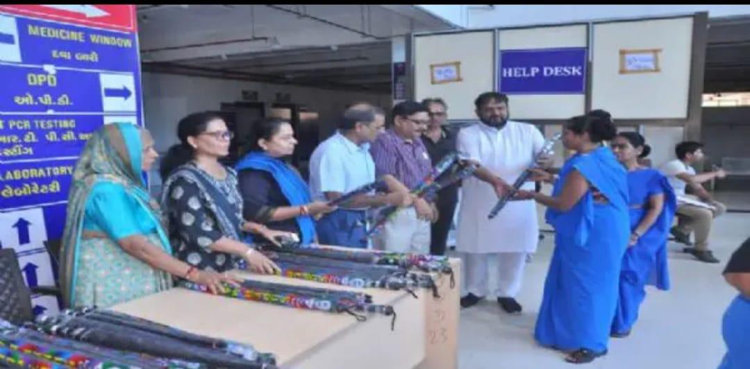 Distribution of umbrellas to 551 sweepers of Surat Civil