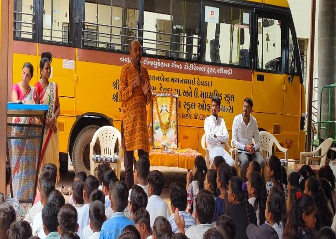 guru-purnima-festival-was-celebrated-at-jeevan-jyot-vidyalaya-limdi