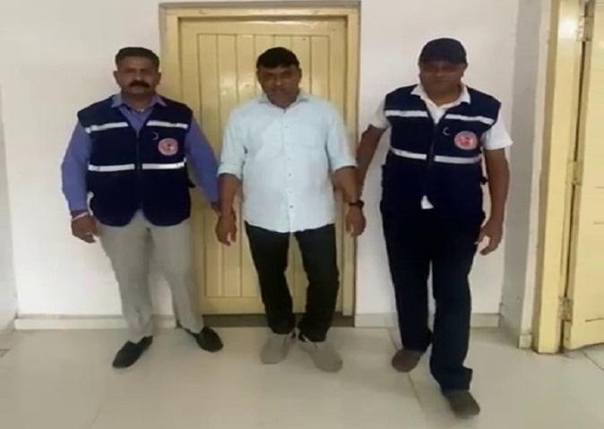 a-policeman-of-sevaliya-police-station-was-caught-accepting-a-bribe-of-2000