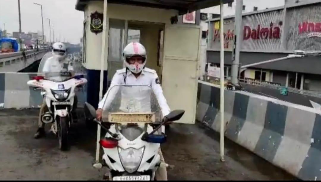 A police post built on the fly over bridge in Surat, a unique attempt to solve the traffic problem