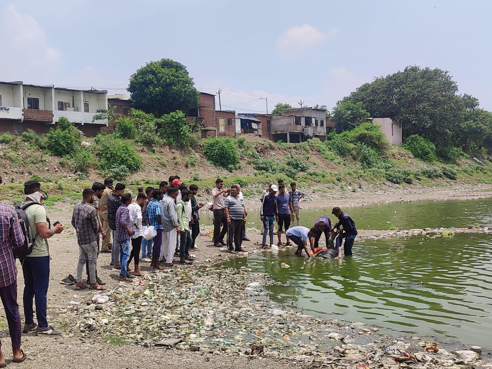 Chakchar finds dead body of middle-aged man in Halol lake